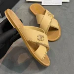 Женские шлепанцы Chanel бежевого цвета, артикул 339250 — фото 3
