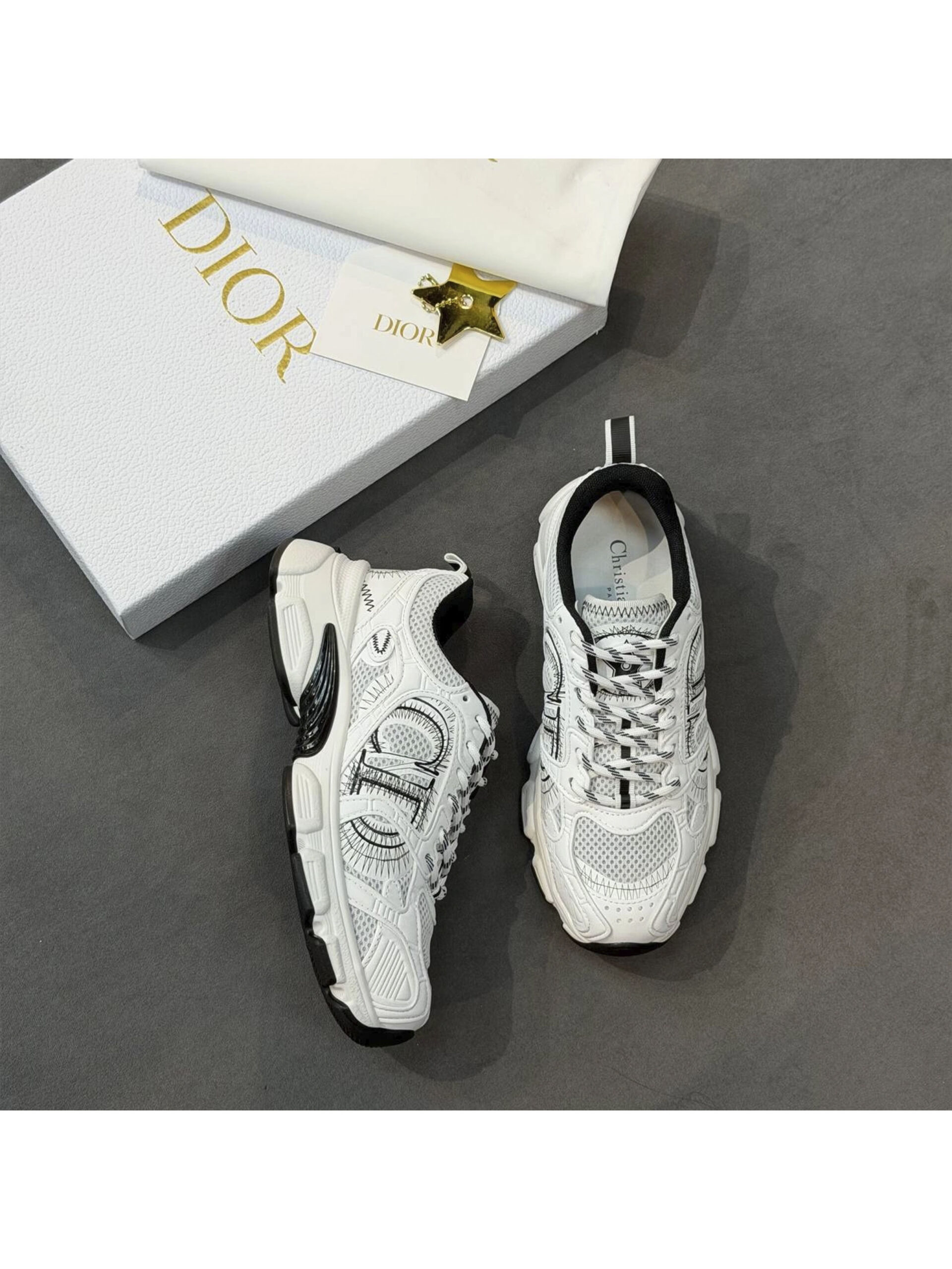 19 Женские кроссовки Dior белого цвета, артикул 343579