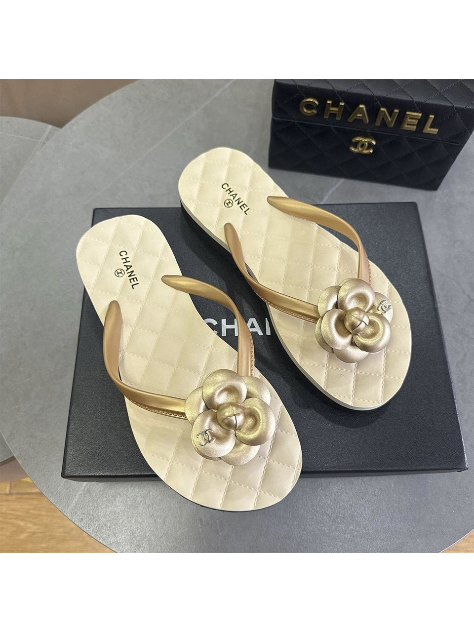 2 Женские шлепанцы Chanel кремового цвета, артикул 342825