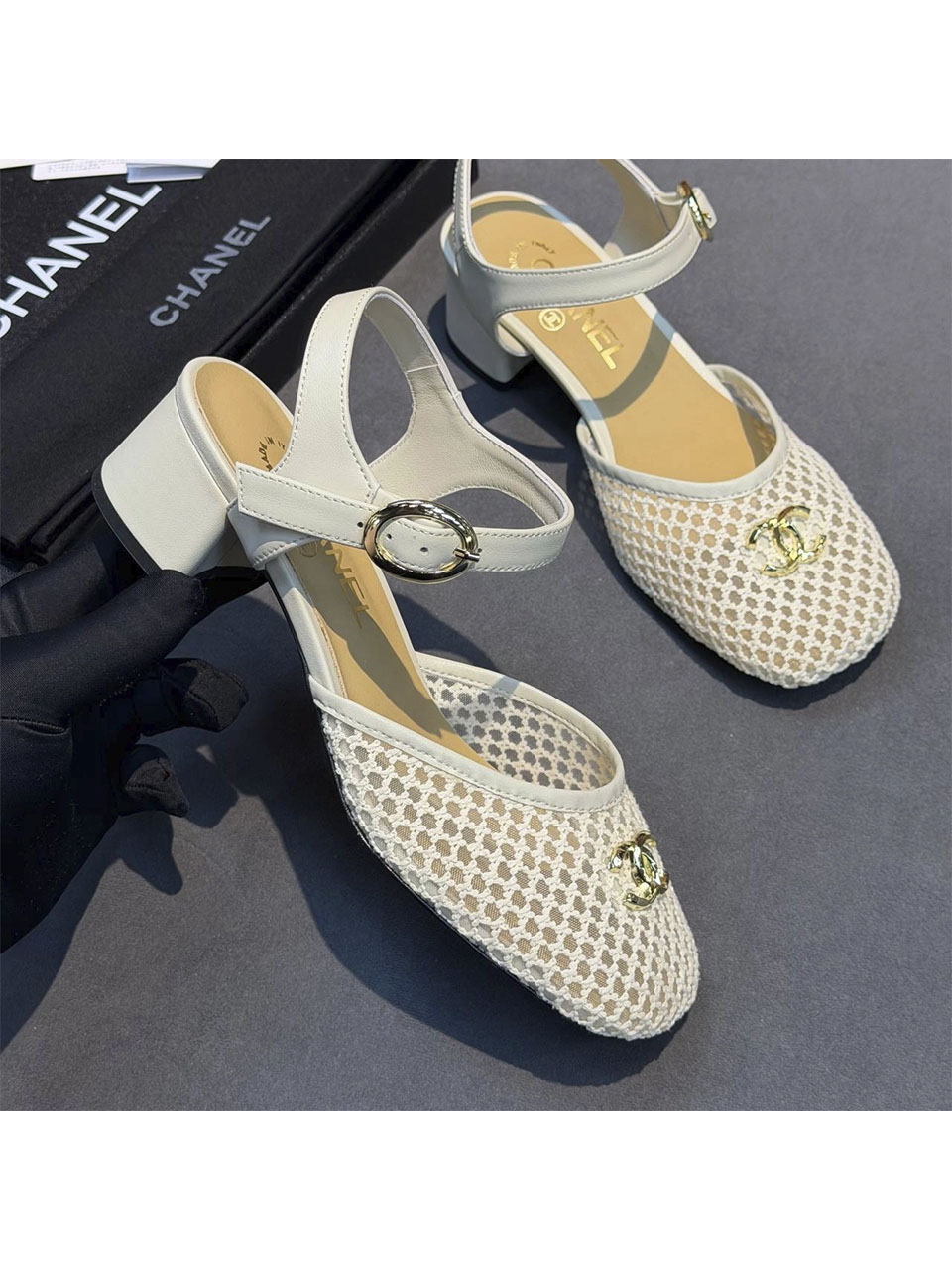 2 Женские туфли Chanel белого цвета, артикул 342930