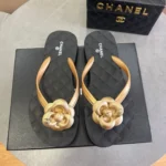 Женские шлепанцы Chanel чёрного цвета, артикул 342826 — фото 2