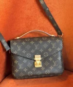 Женская сумка Louis Vuitton коричневого цвета, артикул 344287 — фото 4
