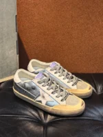 Женские кеды Golden Goose серебряного цвета, артикул 343617