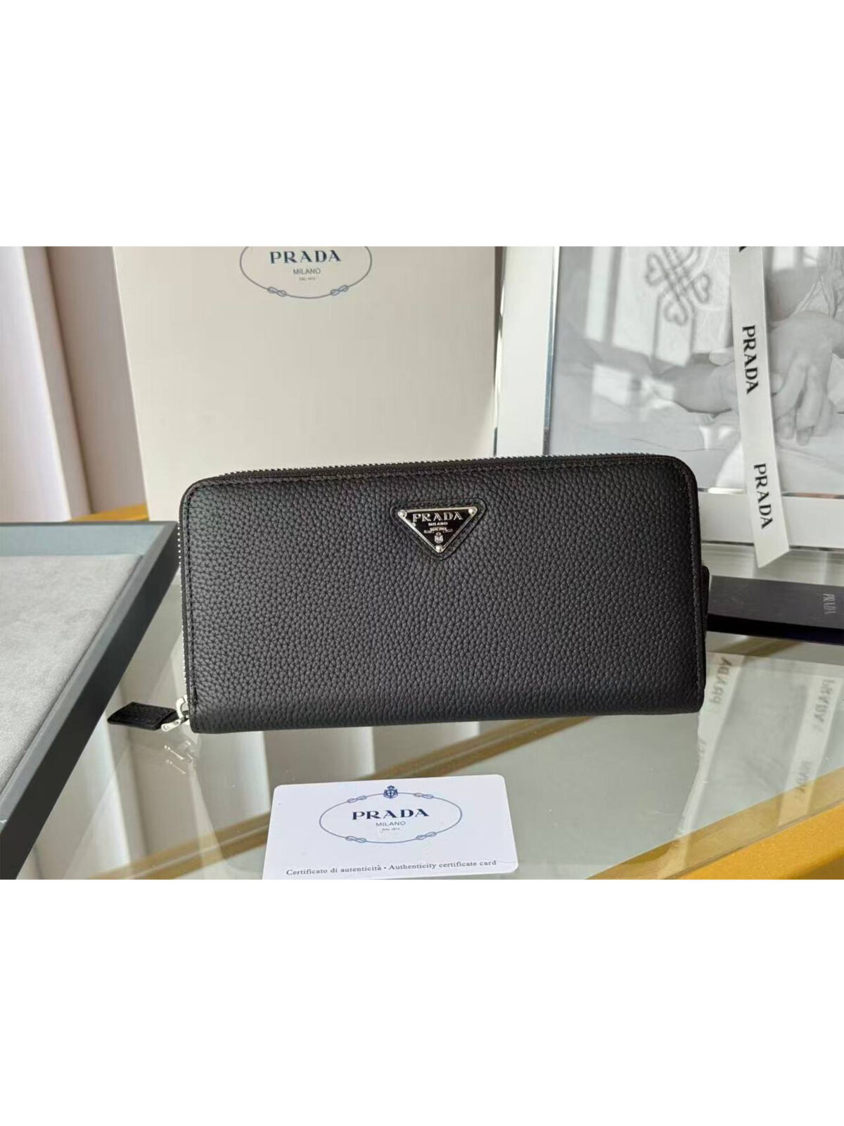 12 Мужское портмоне Prada чёрного цвета, артикул 345228