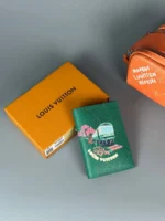 Мужская обложка Louis Vuitton зелёного цвета, артикул 345330