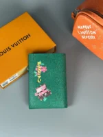 Мужская обложка Louis Vuitton зелёного цвета, артикул 345330 — фото 2