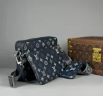 Мужская сумка мессенджер Louis Vuitton тёмно-синего цвета, артикул 345334 — фото 3
