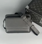 Мужская сумка мессенджер Louis Vuitton чёрного цвета, артикул 345342 — фото 3