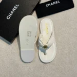 Женские шлепанцы Chanel белого цвета, артикул 345430 — фото 4