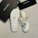 Женские шлепанцы Chanel белого цвета, артикул 345432 — фото 4