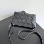 Мужская сумка мессенджер Bottega Veneta чёрного цвета, артикул 345541 — фото 4