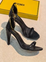 Женские босоножки Fendi чёрного цвета, артикул 345620 — фото 2