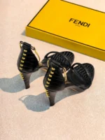 Женские босоножки Fendi чёрного цвета, артикул 345620 — фото 4