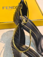 Женские босоножки Fendi чёрного цвета, артикул 345620 — фото 5