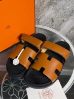 Мужские шлепанцы Hermes коричневого цвета, артикул 345726