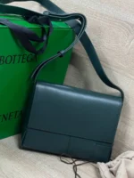 Мужская сумка мессенджер Bottega Veneta зелёного цвета, артикул 345769