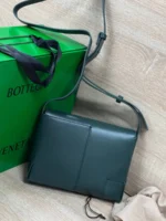 Мужская сумка мессенджер Bottega Veneta зелёного цвета, артикул 345769 — фото 2