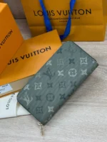 Мужское портмоне Louis Vuitton цвета хаки, артикул 345957 — фото 2