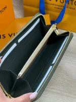 Мужское портмоне Louis Vuitton цвета хаки, артикул 345957 — фото 4