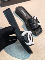 Женские шлепанцы Chanel чёрного цвета, артикул 345992 — фото 3