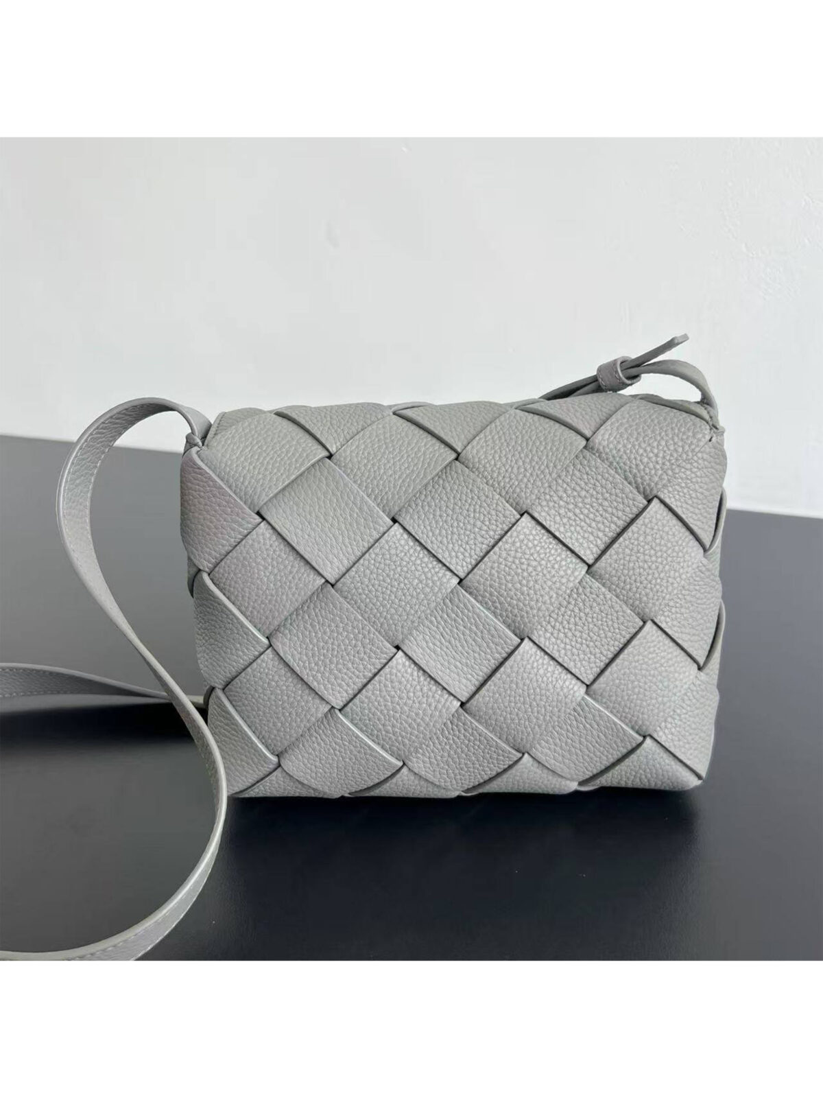 14 Мужская сумка мессенджер Bottega Veneta серого цвета, артикул 346344