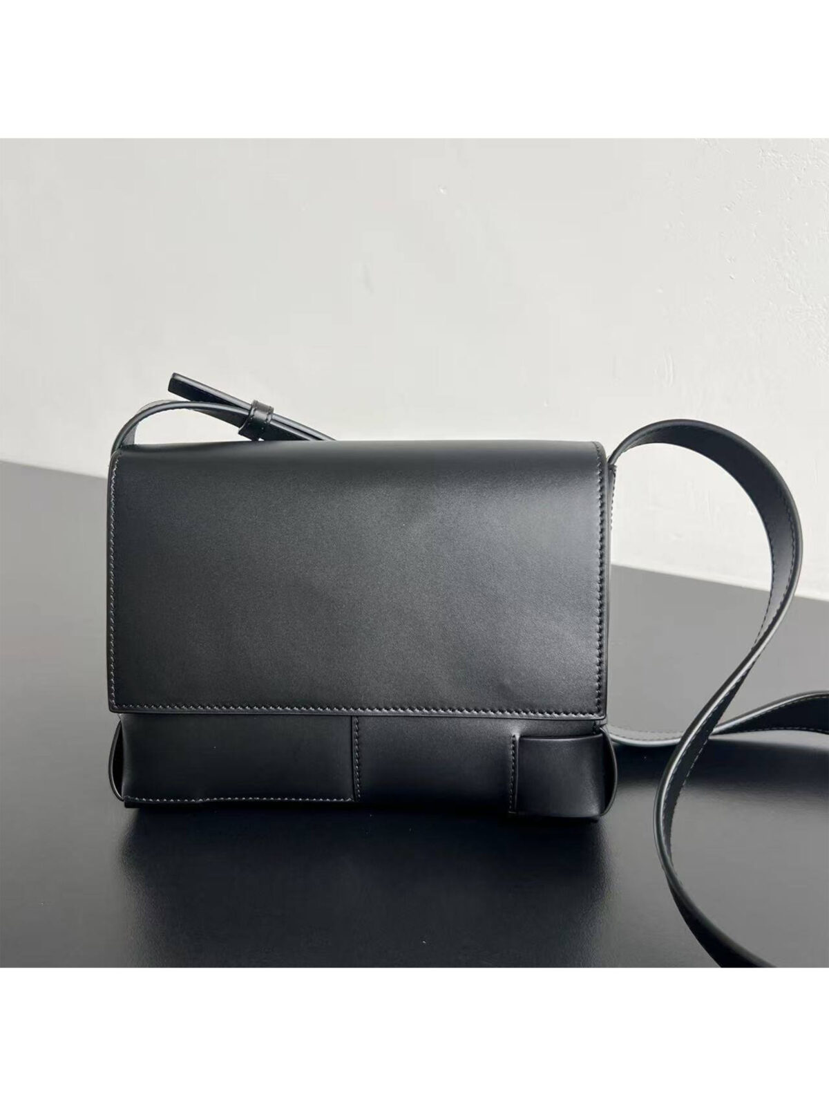 17 Мужская сумка мессенджер Bottega Veneta чёрного цвета, артикул 346347