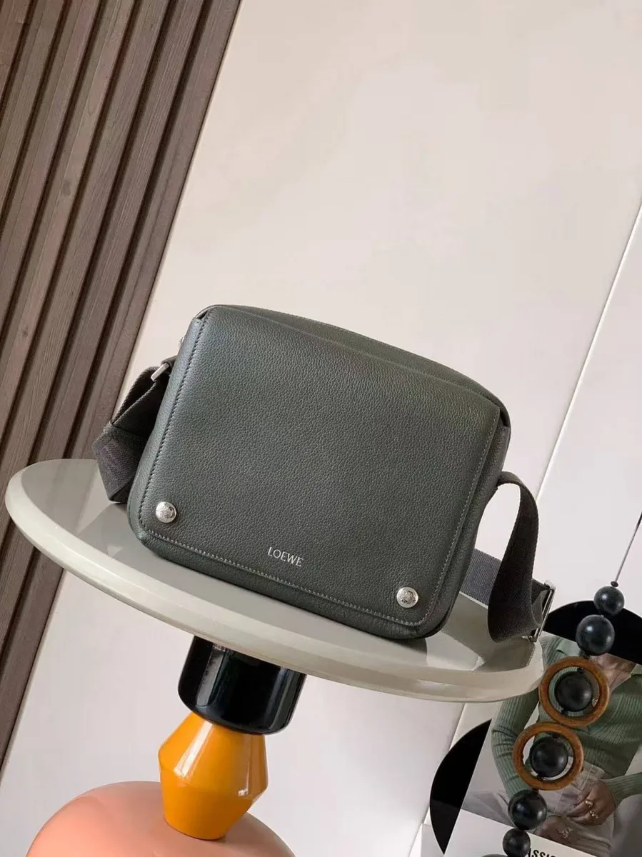 346345_1 Мужская сумка мессенджер Loewe цвета хаки, артикул 346345