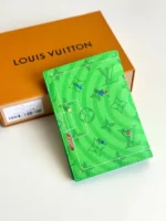 Мужская обложка Louis Vuitton зелёного цвета, артикул 346352