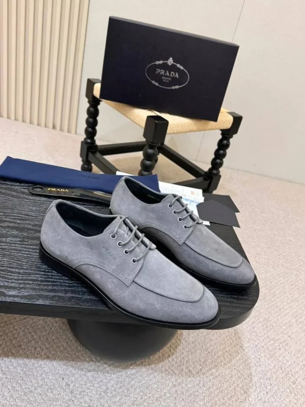 Мужские туфли Prada серого цвета, артикул 346433