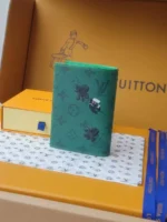 Мужская обложка Louis Vuitton зелёного цвета, артикул 346448 — фото 2
