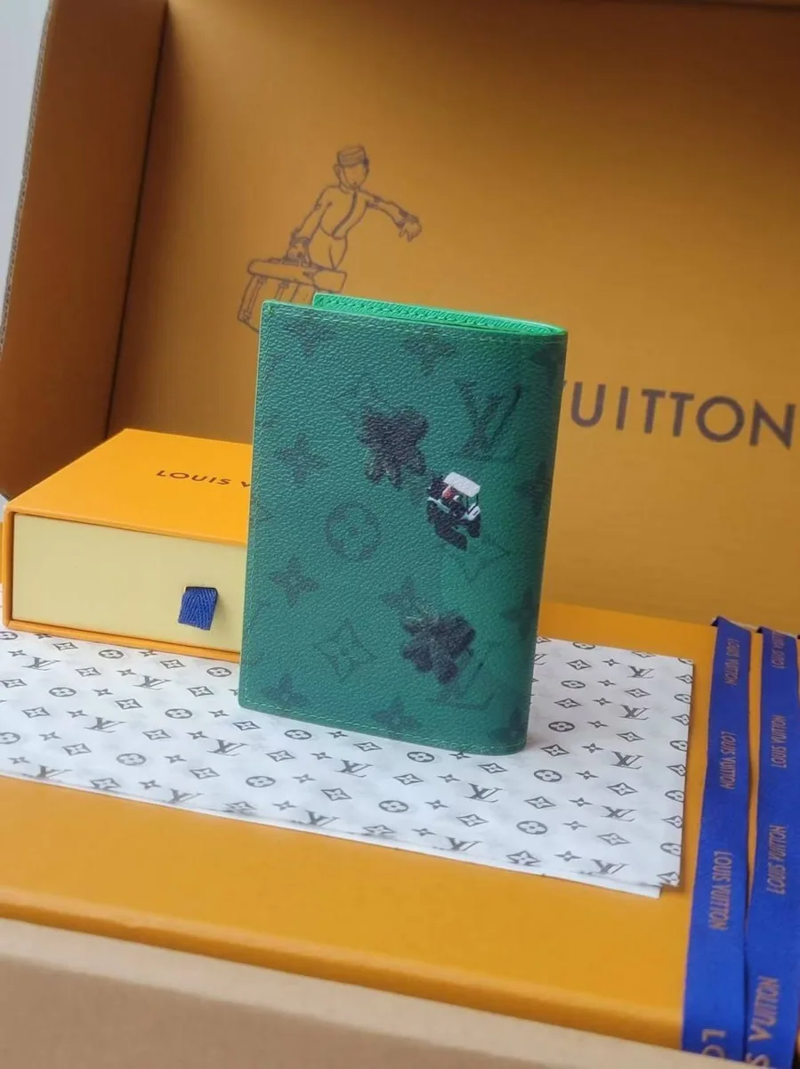 Обложка для паспорта LOUIS VUITTON — фото 2