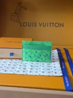 Мужской картхолдер Louis Vuitton зелёного цвета, артикул 346456