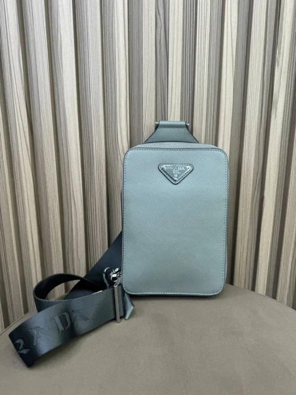 Сумка слинг PRADA из сафьяновой кожи