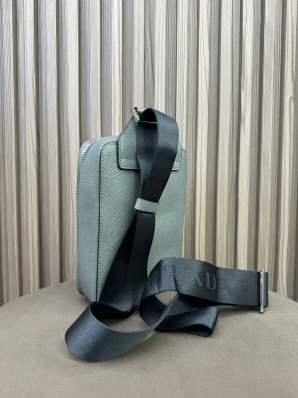 Сумка слинг PRADA из сафьяновой кожи — фото 2