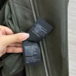 Женская кожаная куртка Bottega Veneta цвета хаки, артикул 346590 — фото 9