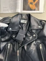 Женская кожаная куртка Saint Laurent чёрного цвета, артикул 346688 — фото 4