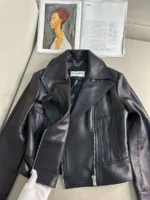 Женская кожаная куртка Saint Laurent чёрного цвета, артикул 346691 — фото 3