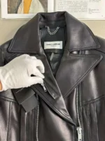 Женская кожаная куртка Saint Laurent чёрного цвета, артикул 346691 — фото 5