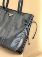 Женская сумка Prada чёрного цвета, артикул 346703 — фото 4