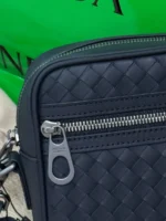 Мужская сумка мессенджер Bottega Veneta тёмно-синего цвета, артикул 346970 — фото 4