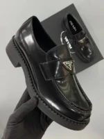 Мужские лоферы Prada чёрного цвета, артикул 347082