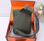 Мужская сумка-слинг Hermes цвета хаки, артикул 347141 — фото 2