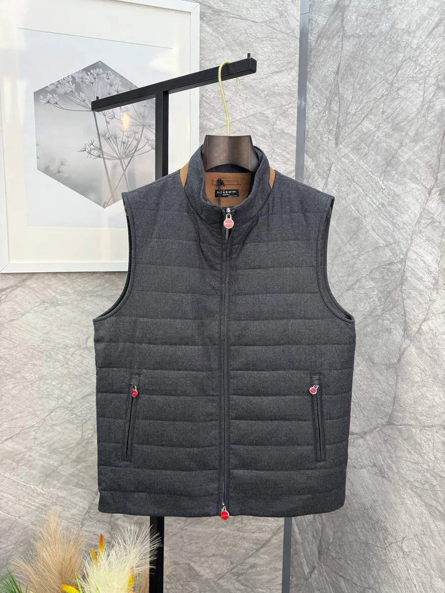 347176_1 Мужская безрукавка Kiton серого цвета, артикул 347176