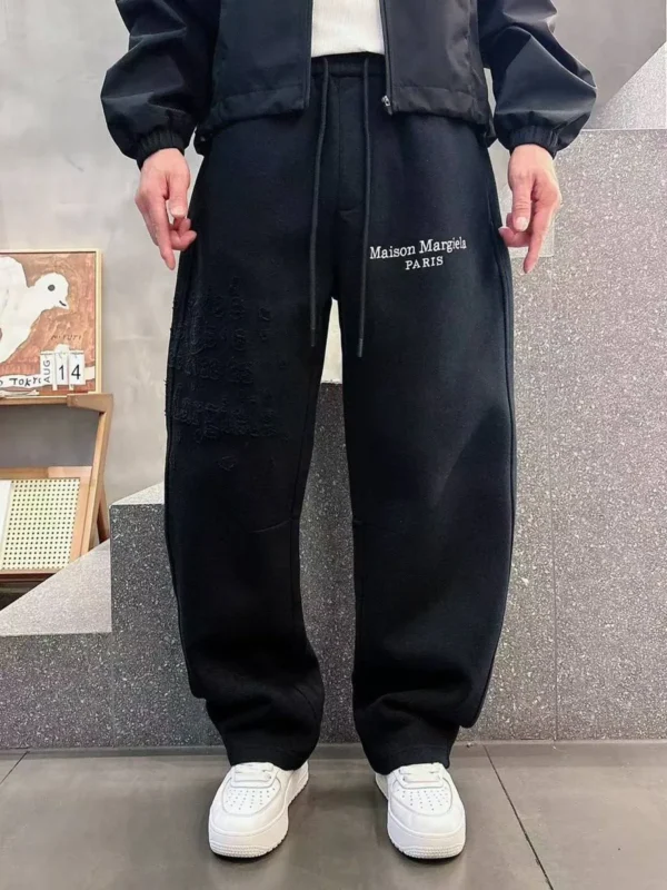 Мужские штаны Maison Margiela чёрного цвета, артикул 347266