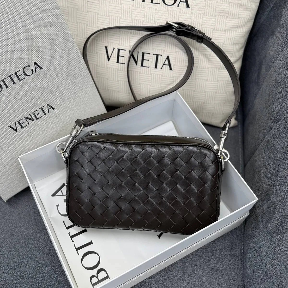 347312_1 Мужская сумка мессенджер Bottega Veneta коричневого цвета, артикул 347312