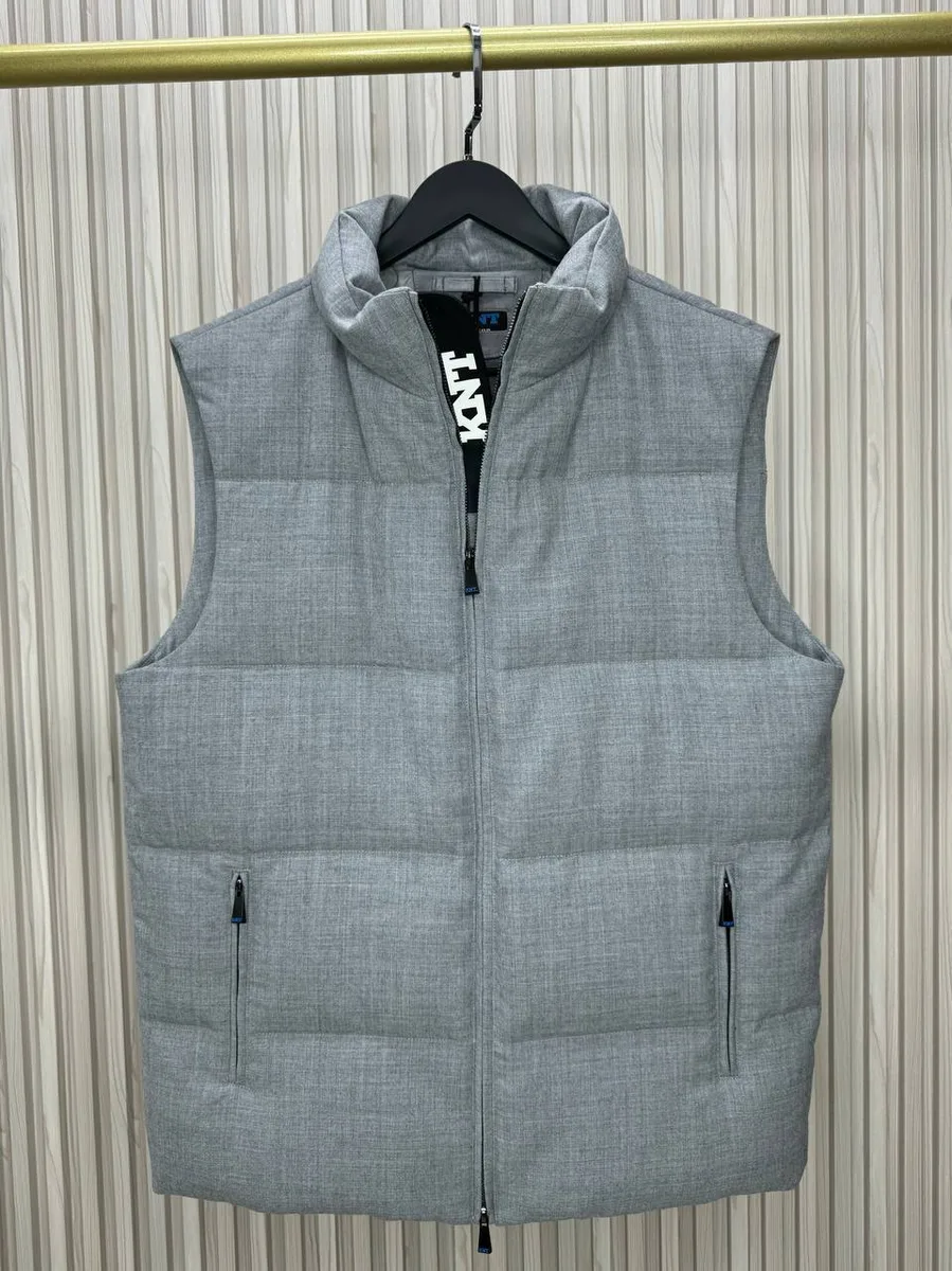 347585_1 Мужская безрукавка Kiton серого цвета, артикул 347585