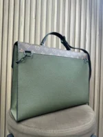 Мужской портфель Louis Vuitton зелёного цвета, артикул 347605 — фото 4