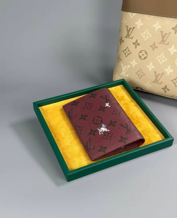 Обложка для паспорта LOUIS VUITTON — фото 2