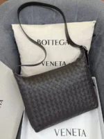 Мужская сумка мессенджер Bottega Veneta коричневого цвета, артикул 348621