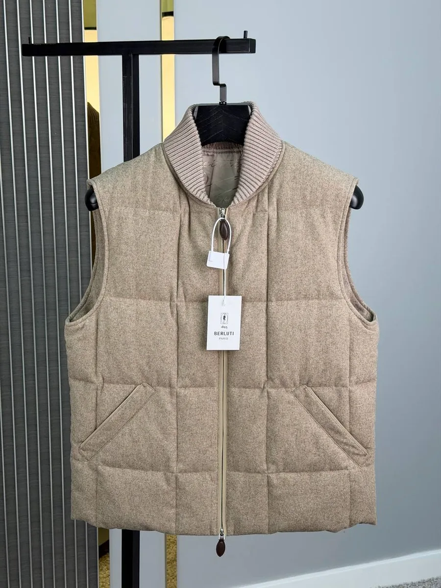 348899_1 Мужская безрукавка Berluti бежевого цвета, артикул 348899